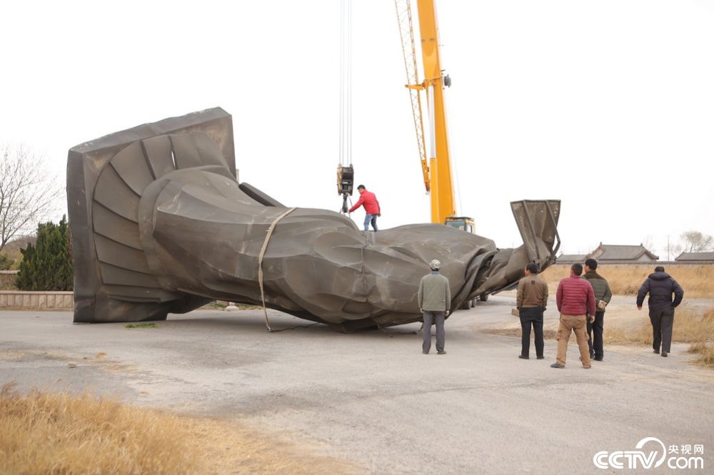 濱州18米高秦始皇鍛銅雕塑被大風刮倒