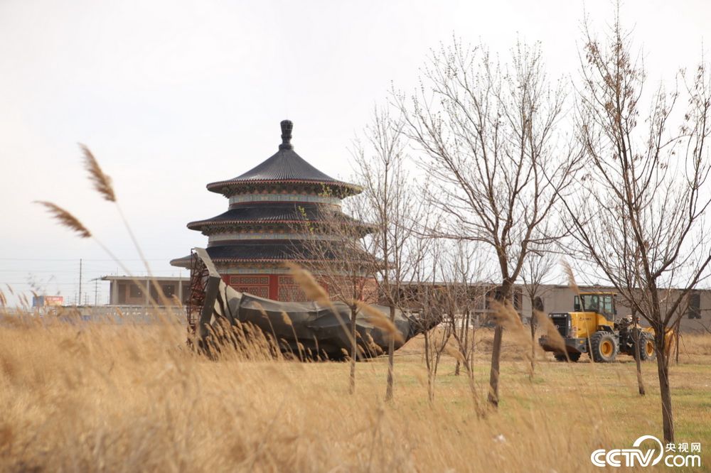 濱州18米高秦始皇鍛銅雕塑被大風刮倒
