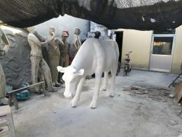 hj2683 玻璃鋼彩繪奶牛雕塑_玻璃鋼彩繪奶牛雕塑_濱州宏景雕塑有限公司